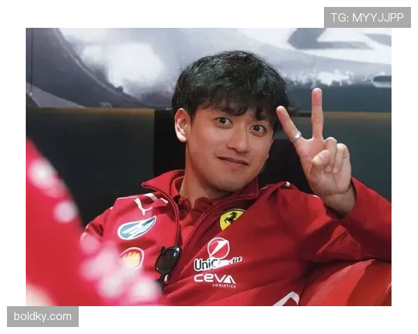 周冠宇在F1围场外被拍到拎着便利店饭团当晚餐，这自律程度真绷得住？