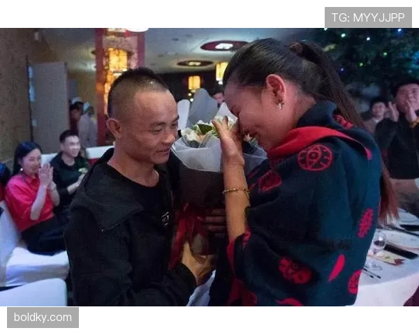 熊朝忠点的酒一瓶比我一个月工资多，我笑着笑着就想辞职